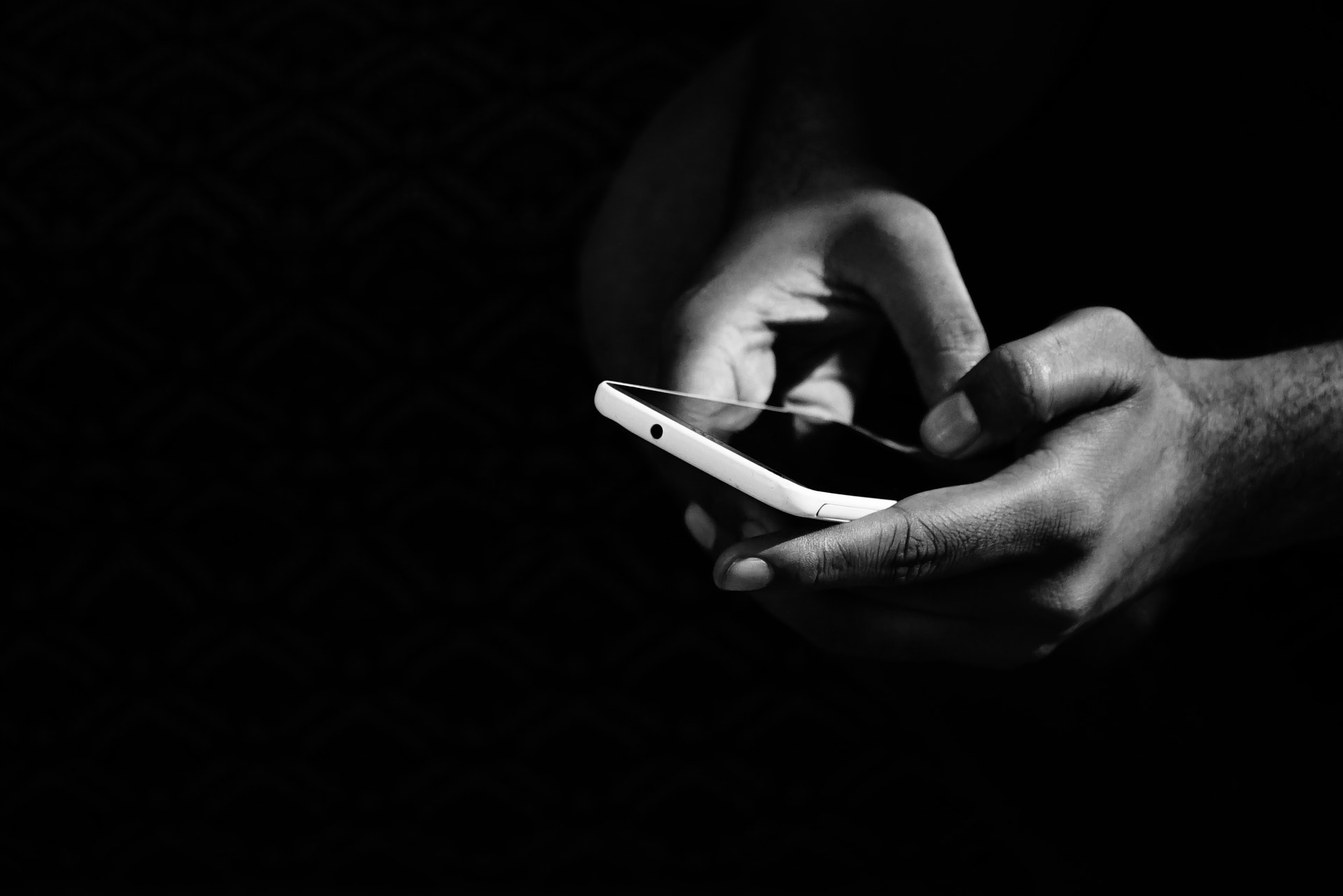 Dipendenza da smartphone: come riconoscerla ed affrontarla